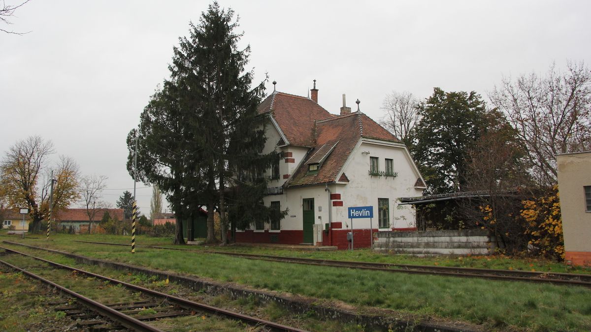 Na trať mezi Hevlínem a Hrušovany se vrátí vlaky. Trať odkoupí přímo Hevlín